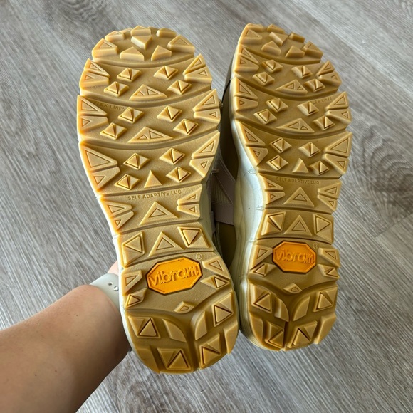 Women’s Veja Dekkan Alveomesh Sneaker - Picture 12 of 13